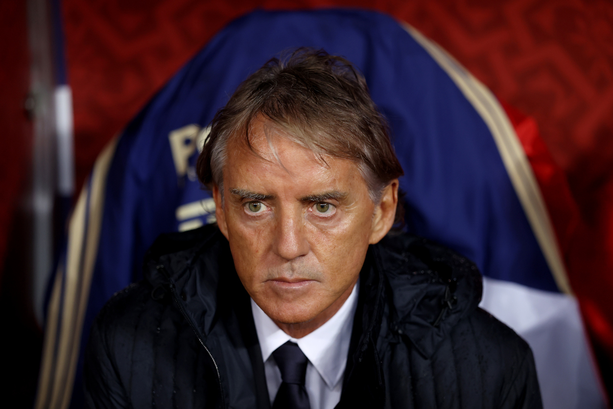 BURSA, TURQUIA - 28 DE SETEMBRO: O técnico da Itália, Roberto Mancini, observa antes da partida da fase de grupos da UEFA Nations League 2026/27 entre Turquia e Itália, no Turkspor Complex Madli Stadium, em 28 de setembro de 2026. (Foto de Ahmed Mora / Getty Images)
