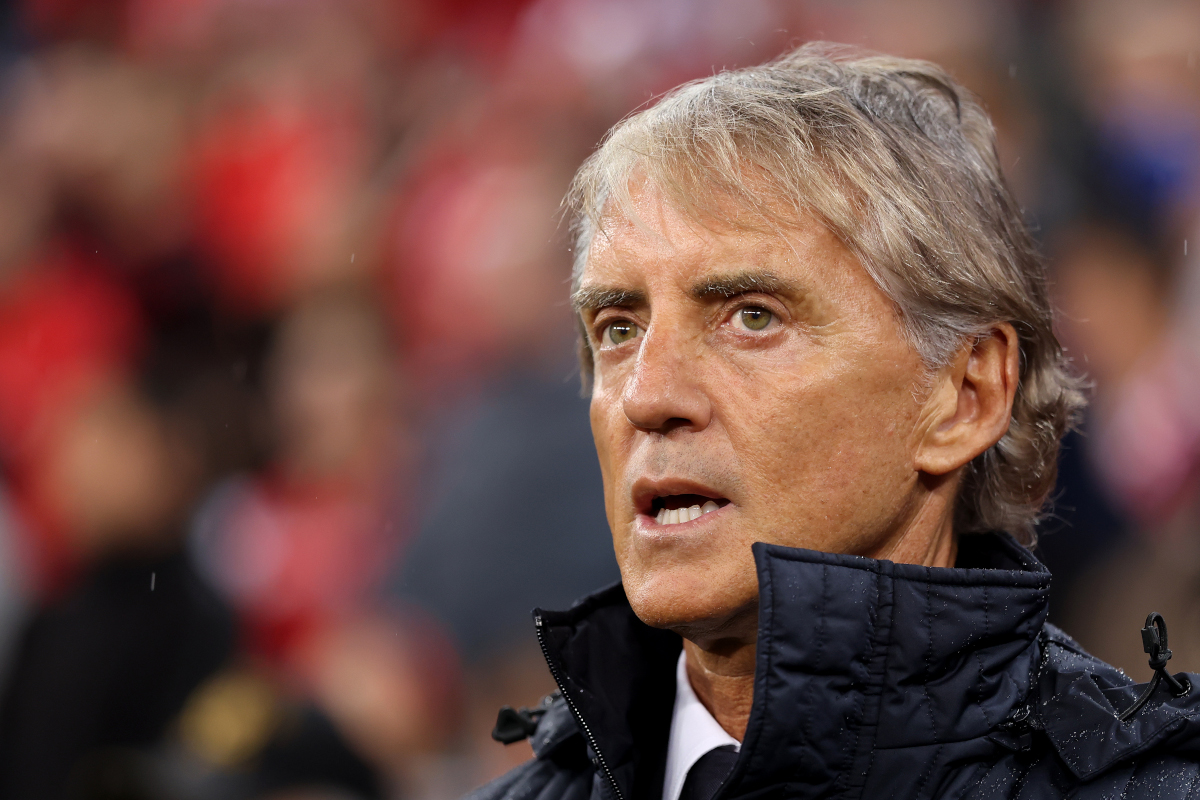BURSA, TURQUIA - 28 DE SETEMBRO: O técnico da Itália, Roberto Mancini, observa antes da partida da fase de grupos da UEFA Nations League 2026/27 entre Turquia e Itália, no Turkspor Complex Madli Stadium, em 28 de setembro de 2026. (Foto de Ahmed Mora / Getty Images)