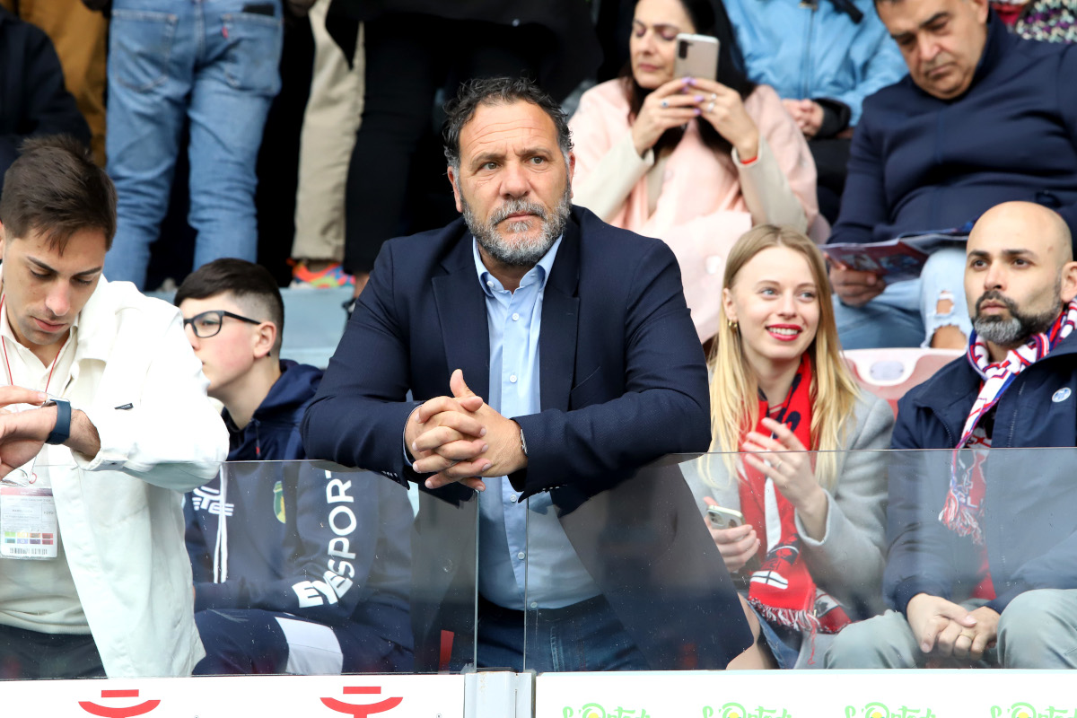 Cagliari, Itália - 01 de abril: Roberto Muzzi observa durante a partida da Série A TIM entre Cagliari e Hellas Verona FC na Sartecna Arena em 01 de abril de 2024 em Cagliari, Itália. (Foto de Enrico Loci/Getty Images)