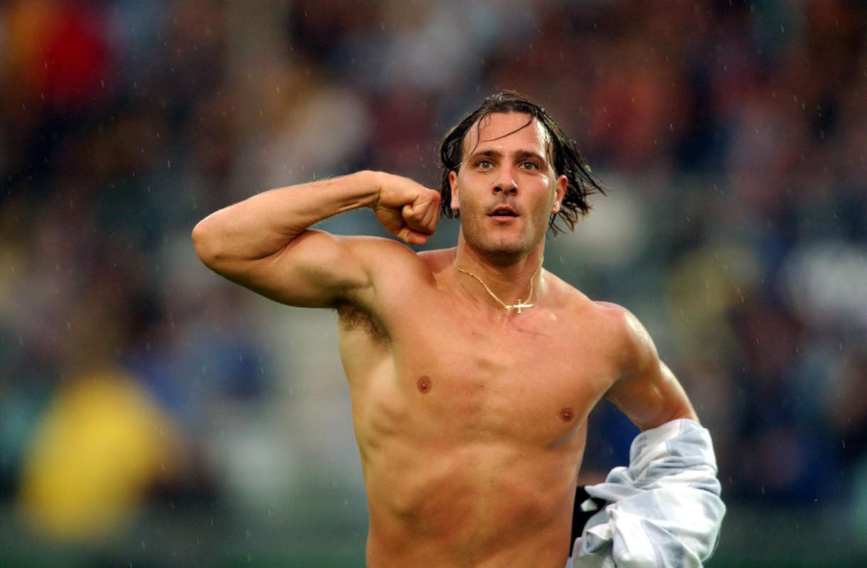 21 de outubro de 2001: Roberto Muzzi, da Udinese, comemora o gol marcado durante a partida da Série A entre Atalanta e Udinese, no Estádio de Bérgamo. Crédito obrigatório de imagem digital: Grazia Neri/LLSport
