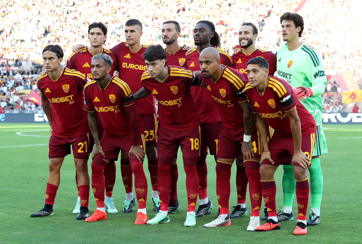 ROMA, ITÁLIA - 19 DE SETEMBRO: Jogadores da AS Roma, incluindo Leonardo Balerdi, posam para uma foto de grupo antes da partida da Série A entre AS Roma e FC Internazionale no Stadio Olimpico em 19 de setembro de 2026 em Roma, Itália. (Foto de Paolo Bruno/Getty Images)