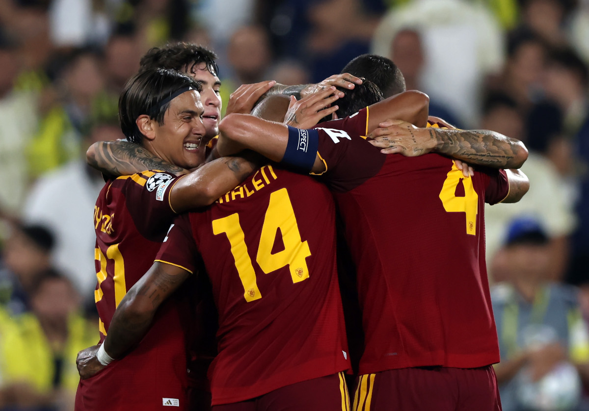 ISTAMBUL, TURQUIA - 10 DE SETEMBRO: Brian Christian, da AS Roma, comemora marcar o primeiro gol de seu time com seus companheiros durante a partida da Fase MD1 da Liga dos Campeões da UEFA 2026/27. 2026 em Istambul, Turquia. (Foto de Burak Kara/Getty Images)