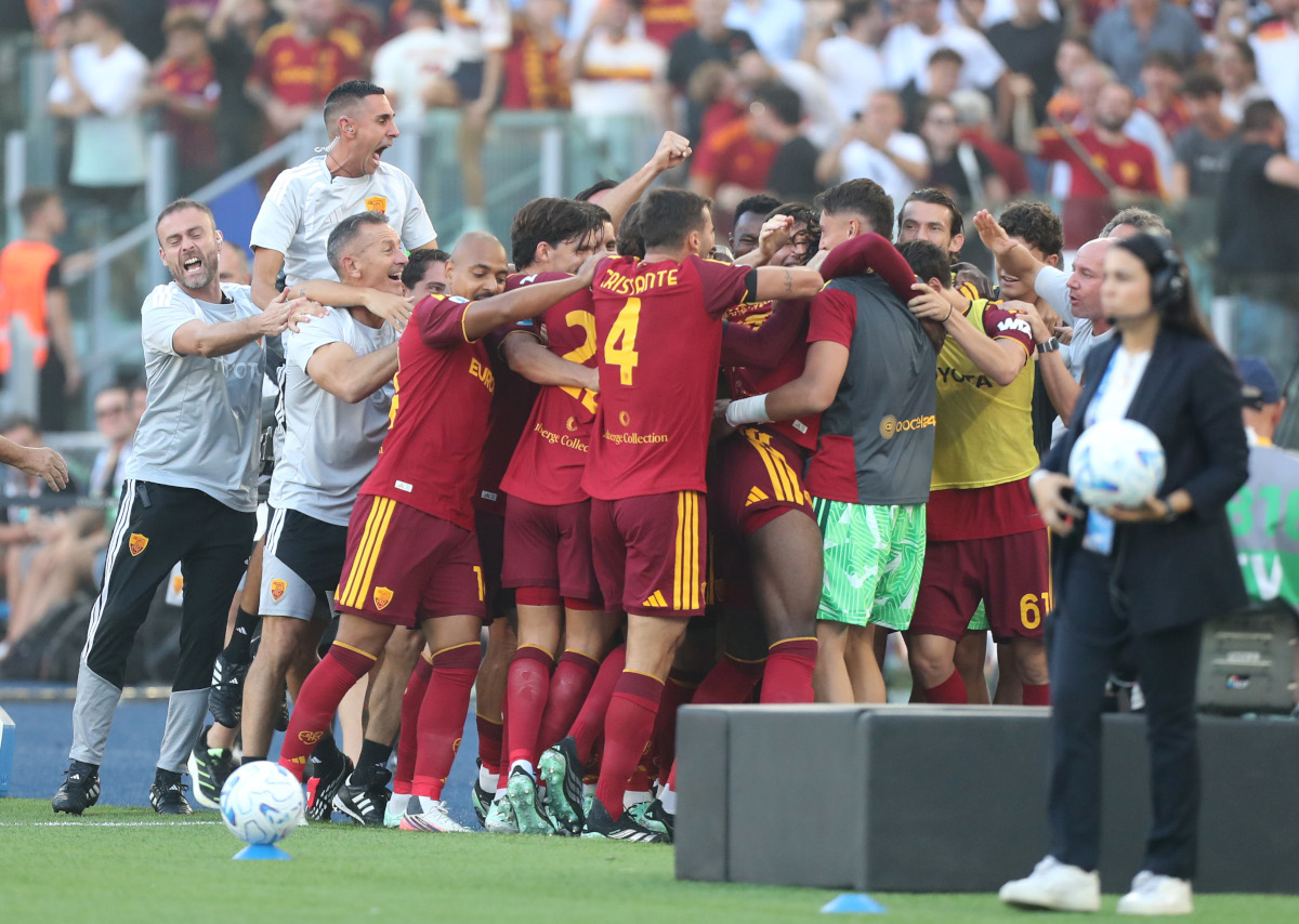 ROMA, ITÁLIA - 19 DE SETEMBRO: Manu Kone, da AS Roma, comemora marcar o primeiro gol de seu time com seus companheiros durante a partida da Série A entre AS Roma e FC Internazionale no Stadio Olimpico em 19 de setembro de 2026 em Roma, Itália. (Foto de Paolo Bruno/Getty Images)