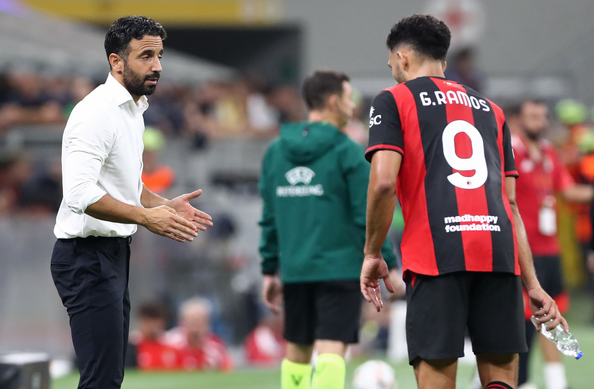 ITÁLIA - 16 DE SETEMBRO: O técnico do AC Milan, Ruben Amorim, dá instruções ao seu jogador Gonçalo Ramos durante a partida MT1 da UEFA Europa League 2026/27 League Stage entre AC Milan e SL Benfica no Stadio San Siro em 16 de setembro de 2026 na Itália. (Foto de Marco Luzani/Getty Images)