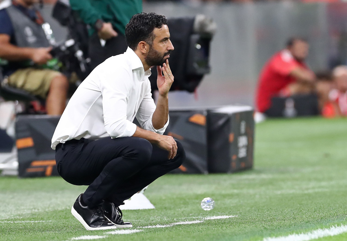 ITÁLIA - 16 DE SETEMBRO: O técnico do AC Milan, Ruben Amorim, observa durante a partida MT1 da UEFA Europa League 2026/27 League Stage entre AC Milan e SL Benfica no Stadio San Siro em 16 de setembro de 2026 na Itália. (Foto de Marco Luzani/Getty Images)