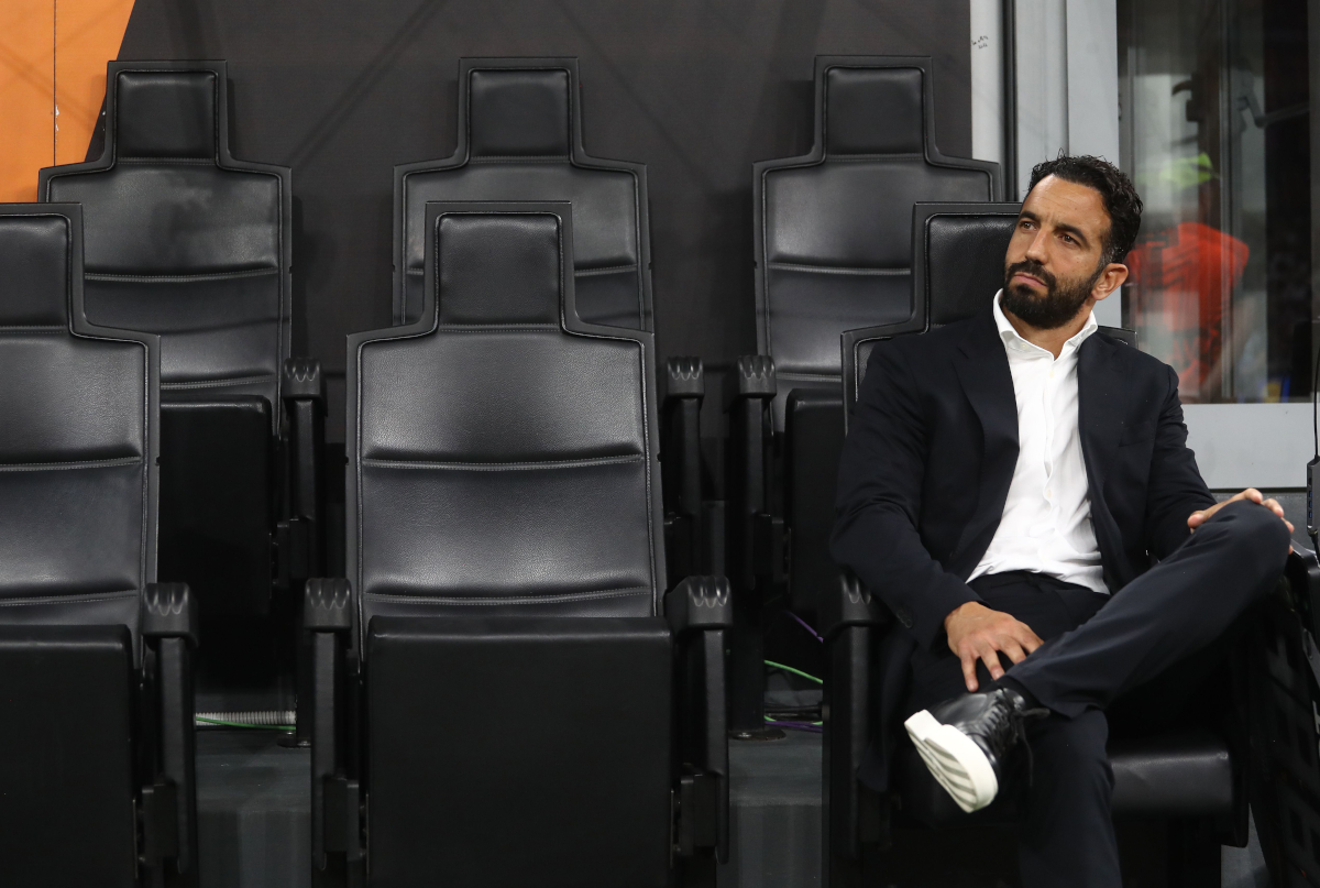 ITÁLIA - 16 DE SETEMBRO: O técnico do AC Milan, Ruben Amorim, observa durante a partida MT1 da UEFA Europa League 2026/27 League Stage entre AC Milan e SL Benfica no Stadio San Siro em 16 de setembro de 2026 na Itália. (Foto de Marco Luzani/Getty Images)