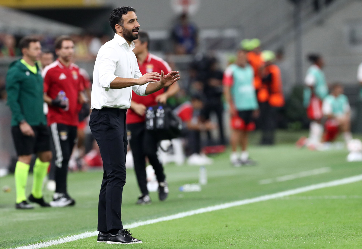 ITÁLIA - 16 DE SETEMBRO: O técnico do AC Milan, Ruben Amorim, dá instruções aos seus jogadores durante a partida MT1 da UEFA Europa League 2026/27 League Stage entre AC Milan e SL Benfica no Stadio San Siro em 16 de setembro de 2026 na Itália. (Foto de Marco Luzani/Getty Images)