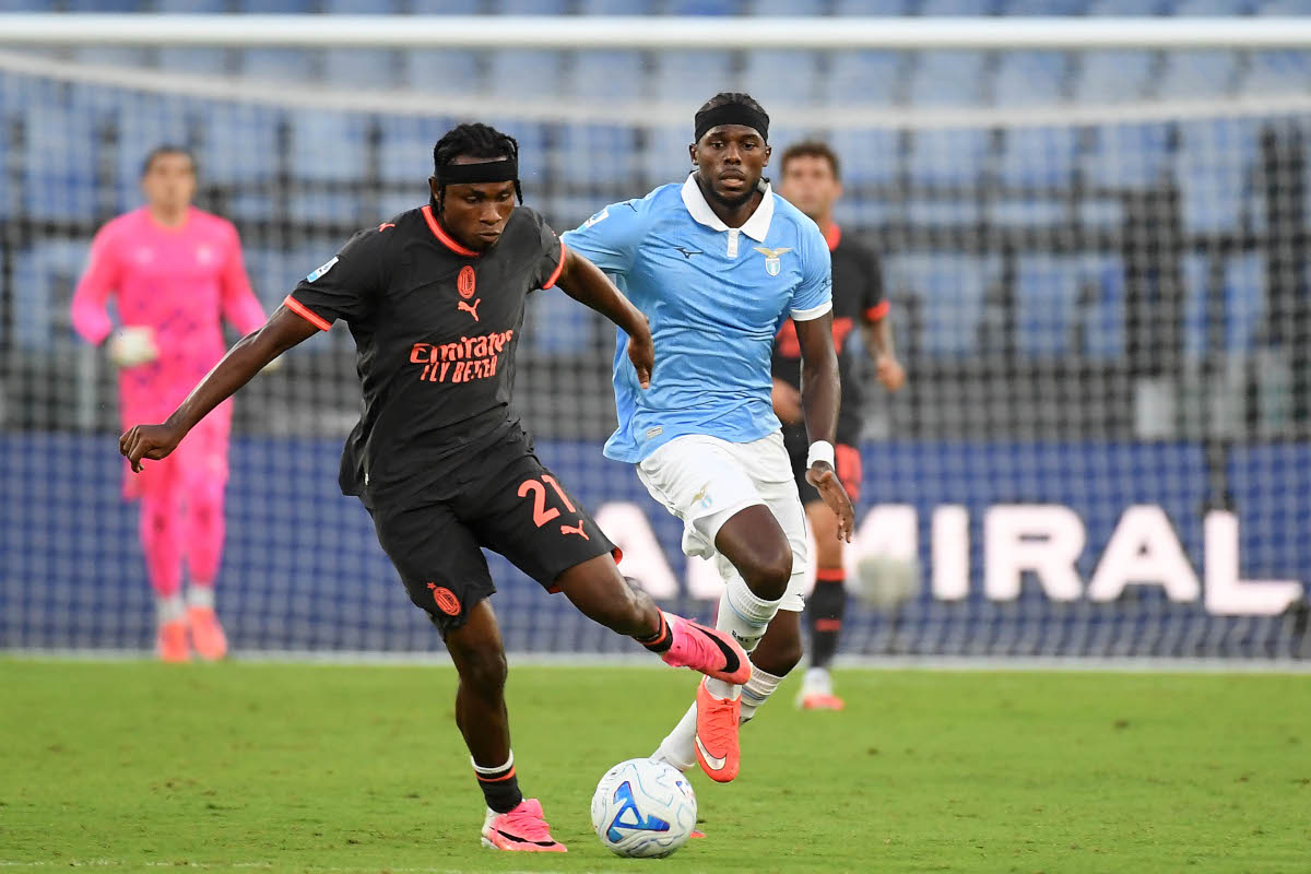 ROMA, ITÁLIA - 12 DE SETEMBRO: Nuno Tavares da SS Lazio disputa a bola com Samuel Chukwueze do AC Milan durante a partida da Série A entre SS Lazio e AC Milan no Stadio Olimpico em 12 de setembro de 2026 em Roma, Itália. (Foto de Marco Rossi - SS Lazio/Getty Images)