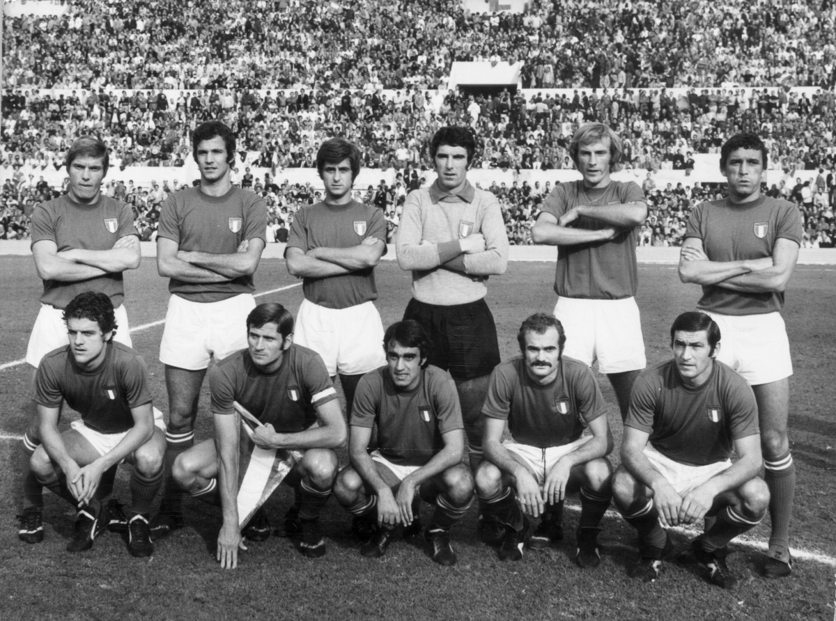1973: A seleção italiana de futebol se classificou para a Copa do Mundo de 1974 ao derrotar a Suíça. Fila de trás, da esquerda para a direita: R Benetti, De Spinozzi, Gianni Rivera, Dino Jaffe, G Morini, Luigi Riva. Primeira fila: Fabio Capello, Giacinto Facchetti, Pietro Anastasi, Sandro Mazzola, Di Burgnich. (Foto de Keystone/Getty Images)