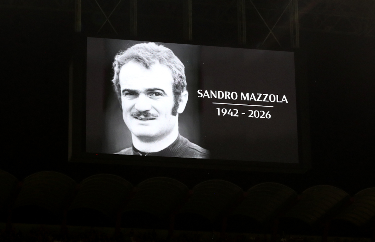 MILÃO, ITÁLIA - 20 DE SETEMBRO: Uma tela LED presta homenagem ao ex-jogador de futebol italiano Sandro Mazzola antes da partida da Série A entre AC Milan e US Lecce no Stadio Giuseppe Mesa em 20 de setembro de 2026 em Milão, Itália. (Foto de Marco Luzani/Getty Images)