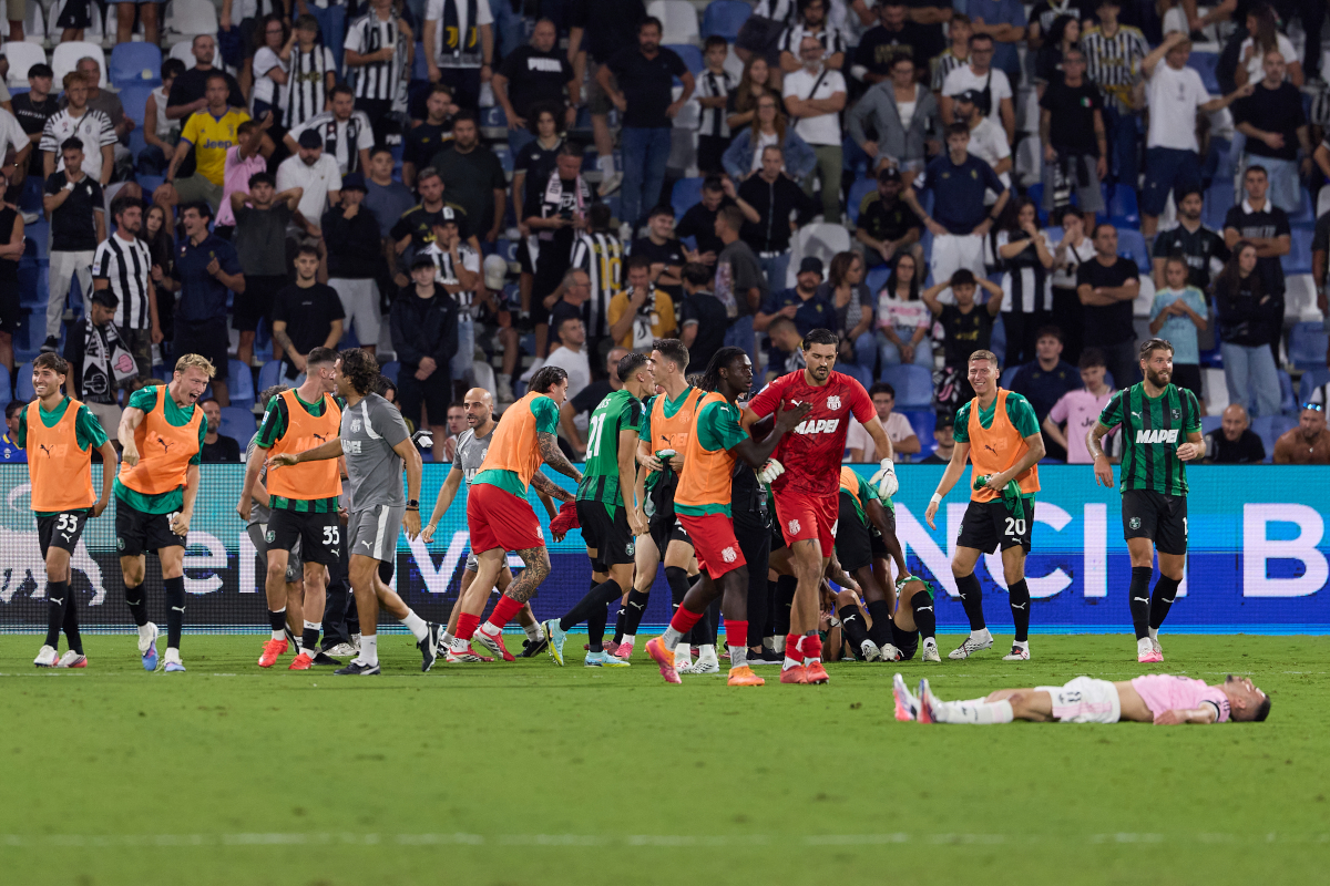 REGGIO NELL'EMILIA, ITÁLIA - 13 DE SETEMBRO: Vasilije Adzic do US Sassuolo comemora marcar o terceiro gol de seu time durante a partida da Série A entre US Sassuolo e Juventus no Mapei Stadium - Citta del Tricolore em 13 de setembro de 20, 2013 em Reggio NELL'EMILIA, Regg, Itália. (Foto de Emmanuel Ciancaglini/Getty Images)