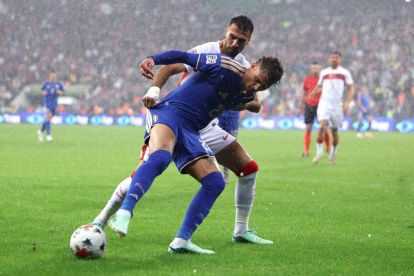 BURSA, TURKEY - SEPTEMBER 28: Sebastiano Esposito of Italy is challenged by Eren Elmal of Turkiye during the UEFA Nations League 2026/27 group phase match between Türkiye and Italy at Atatürk Spor Kompleksi Matli Stadyumu on September 28, 2026 in Bursa, Turkey. (Photo by Ahmad Mora/Getty Images)