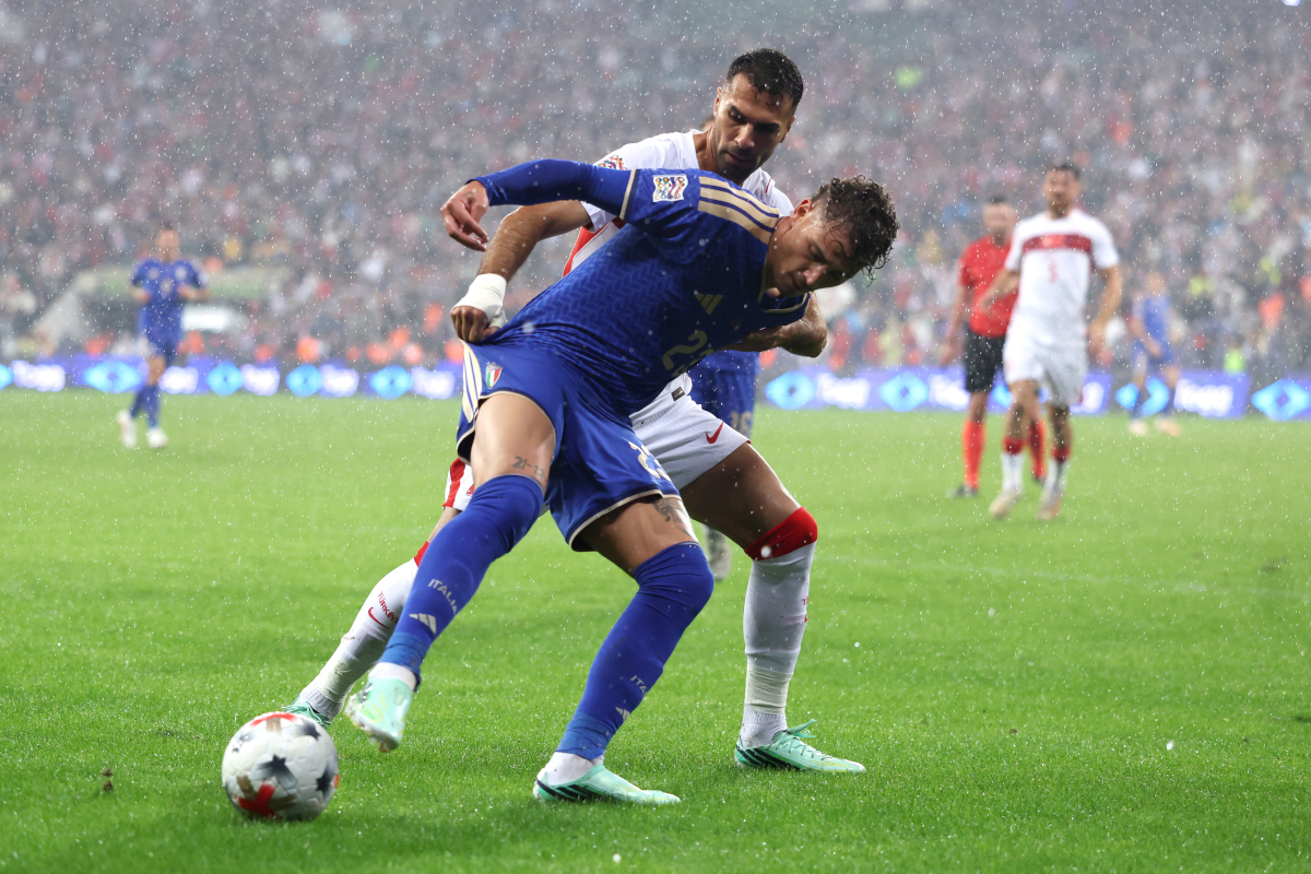 BURSA, TURQUIA - 28 DE SETEMBRO: Sebastiano Esposito da Itália é desafiado por Eran Elmal da Turquia durante a partida da fase de grupos da UEFA Nations League 2026/27 entre Türkiye e Itália no Atatürk Spor Kompleksi Matli Stadyumu em 2 de setembro de 26, 2016 no Spor Kompleksi Matli Stadyumu, Turquia. (Foto de Ahmed Mora/Getty Images)