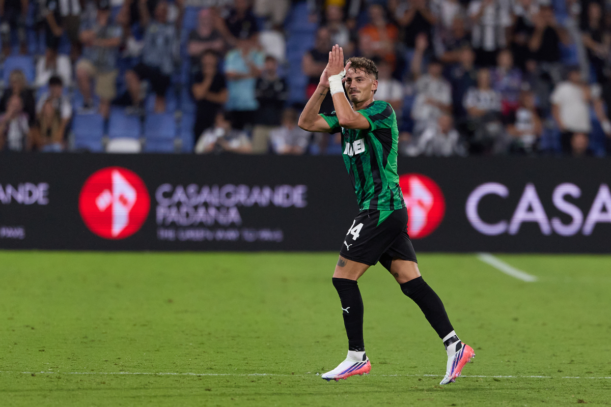 REGGIO NELL'EMILIA, ITÁLIA - 13 DE SETEMBRO: Sebastiano Esposito do US Sassuolo reage durante a partida da Série A entre US Sassuolo e Juventus no Mapei Stadium - Citta' del Tricolore em 13 de setembro de 2026 em Reggio Nell'E. (Foto de Emmanuel Ciancaglini/Getty Images)