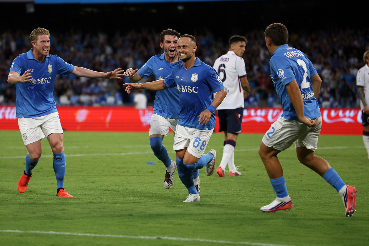NÁPOLES, ITÁLIA - 13 DE SETEMBRO: Stanislav Lobotka do SSC Napoli comemora marcar o primeiro gol de sua equipe durante a partida da Série A entre SSC Napoli e Bologna FC no Stadio Diego Armando Maradona em 13 de setembro de 2026 em Nápoles, Itália. (Foto: Francesco Pecoraro/Getty Images)