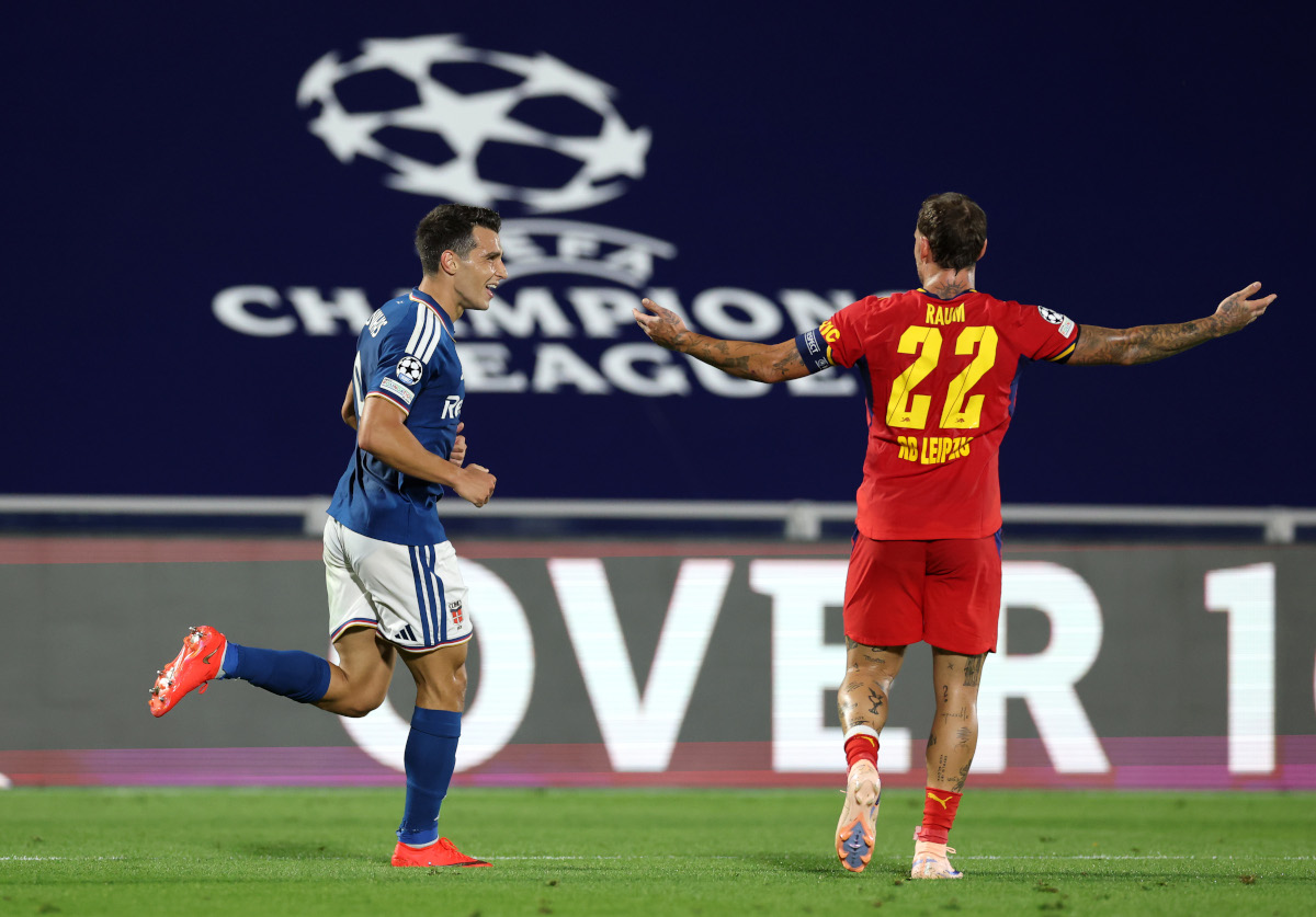 COMO, ITÁLIA - 10 DE SETEMBRO: Tasos Duvicas de Como 1907 comemora depois de marcar o segundo gol da partida durante a partida MT1 da Fase da Liga dos Campeões da UEFA 2026/27 entre Como 1907 e RB Leipzig em Giuseppe Stadgia em 26 de setembro de 2016 em Siniglia, Como, Itália. está comemorando a Itália. (Foto de Cláudio Villa/Getty Images)