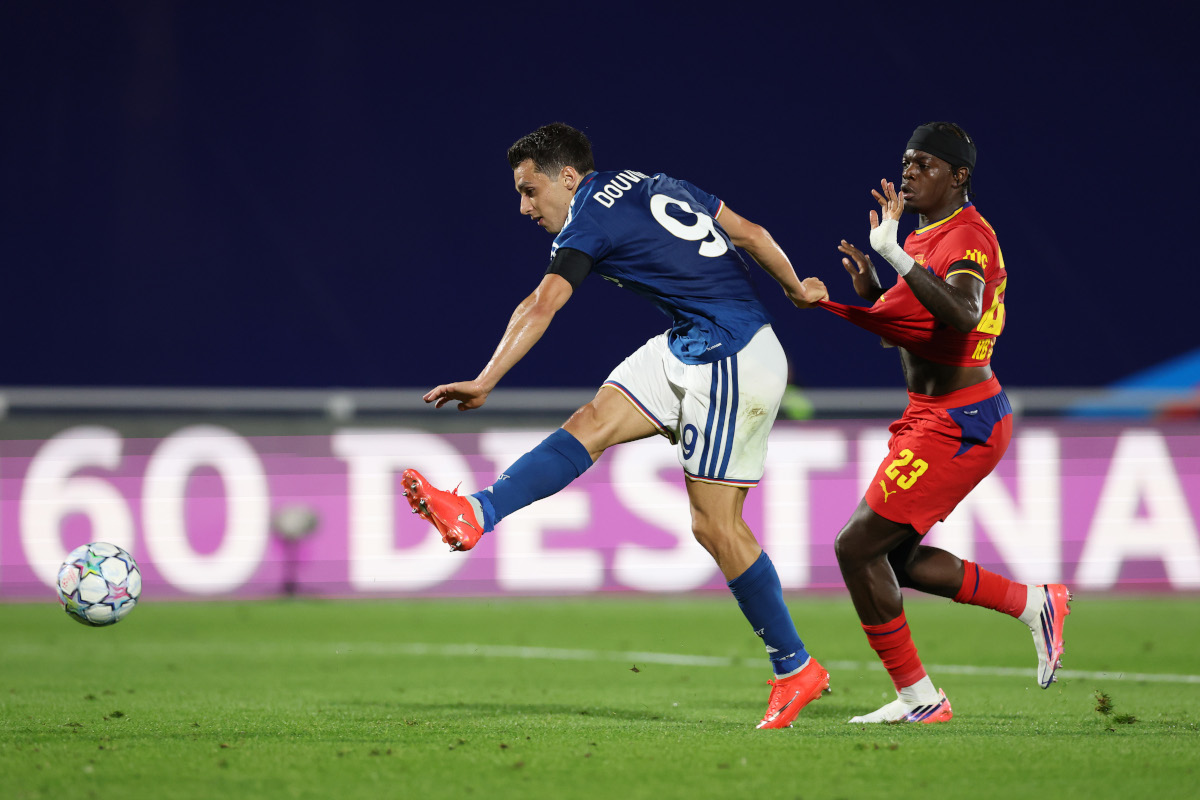 COMO, ITÁLIA - 10 DE SETEMBRO: Dasos Duvicas do Como 1907 marca o segundo gol do Como 1907 durante a partida da Fase MT1 da Liga dos Campeões da UEFA 2026/27 entre Como 1907 e RB Leipzig. (Foto de Cláudio Villa/Getty Images)
