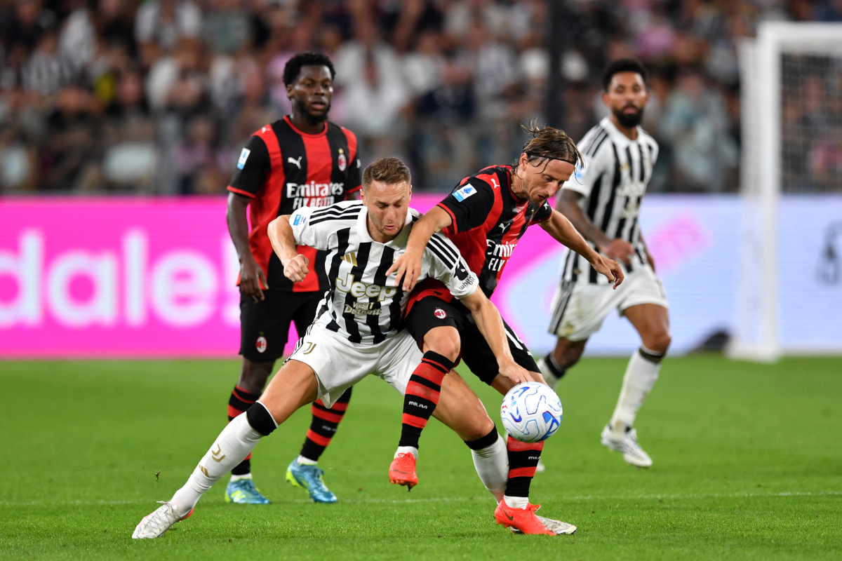TURIN, ITALY - SEPTEMBER 06: Luka Modric of Milan is challenged by Teun Koopmeiners of Juventus during the Serie A match between Juventus and AC Milan at Allianz Stadium on September 06, 2026 in Turin, Italy. (Photo by Valerio Pennicino/Getty Images)