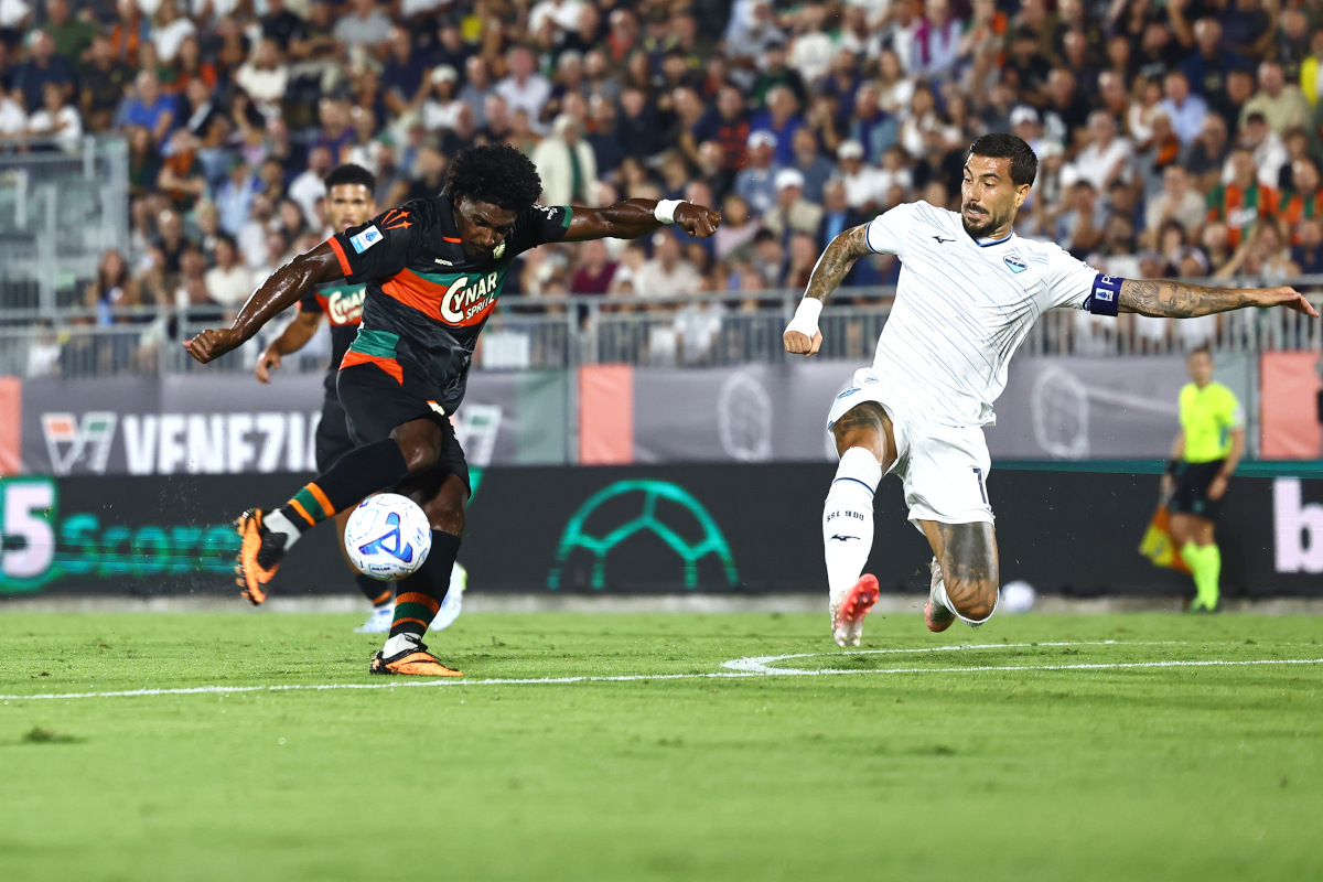 VENEZA, ITÁLIA - 19 DE SETEMBRO: Thierry Correa do Venezia FC compete pela bola com Mattia Saccagni da SS Lazio durante a partida da Série A entre Venezia FC e SS Lazio no Stadio Pier Luigi Benzo em 19 de setembro de 2026 em Veneza, Itália. (Foto de Maurício Lagana/Getty Images)