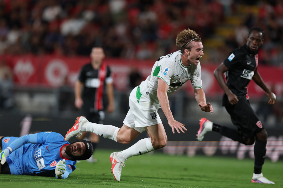 MONZA, ITÁLIA - 18 DE SETEMBRO: Kristian Thorstvedt de Sassuolo e Noel Tornqvist de Monza durante a partida da Série A entre AC Monza e US Sassuolo no U-Power Stadium em 18 de setembro de 2026 em Monza, Itália. (Foto de Cláudio Villa/Getty Images)