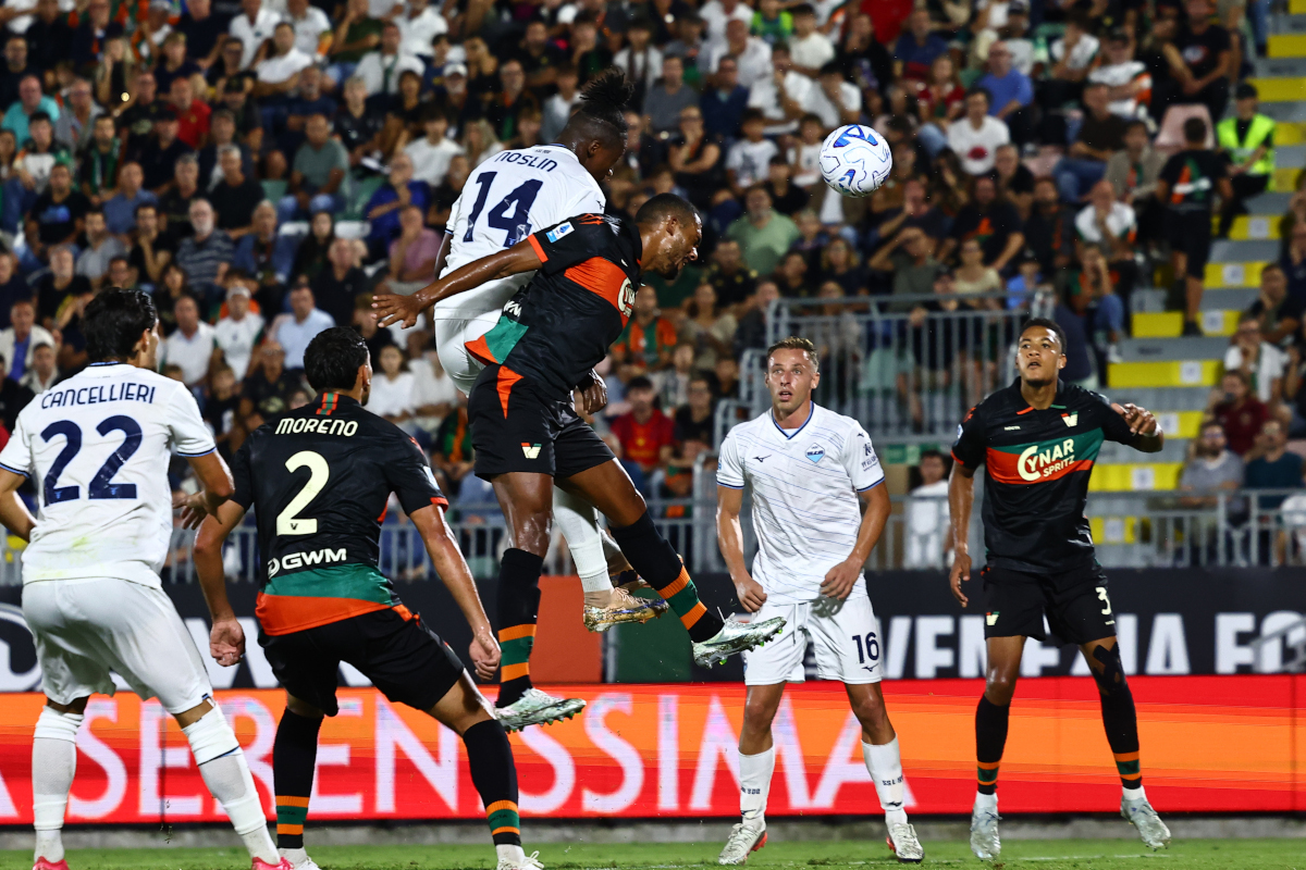 VENEZA, ITÁLIA - 19 DE SETEMBRO: Djani Noslin da SS Lazio marca o segundo gol de seu time durante a partida da Série A entre Venezia FC e SS Lazio no Stadio Pier Luigi Benzo em 19 de setembro de 2026 em Veneza, Itália. (Foto de Maurício Lagana/Getty Images)