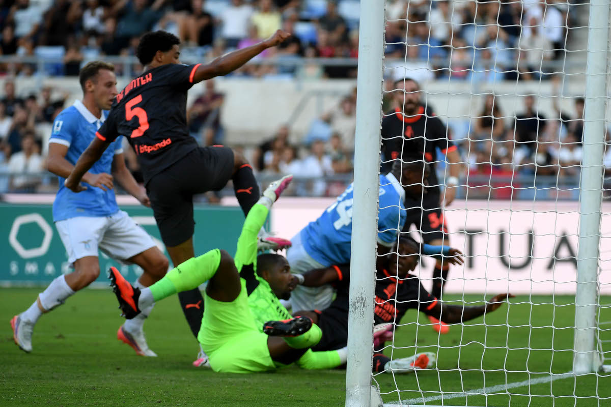 ROMA, ITÁLIA - 12 DE SETEMBRO: Tijani Noslin da SS Lazio marca o segundo gol durante a partida da Série A entre SS Lazio e AC Milan no Stadio Olimpico em 12 de setembro de 2026 em Roma, Itália. (Foto de Marco Rossi - SS Lazio/Getty Images)