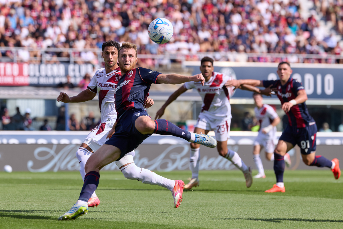 BOLOGNA, ITÁLIA - 19 DE SETEMBRO: Tommaso Popeca do Bologna FC compete pela bola com Rolando Mondragora do Torino FC durante a partida da Série A entre Bologna FC e Torino FC no Stadio Renato Dal Ara em 19 de setembro de 2026 em Bolonha. (Foto de Emmanuel Ciancaglini/Getty Images)