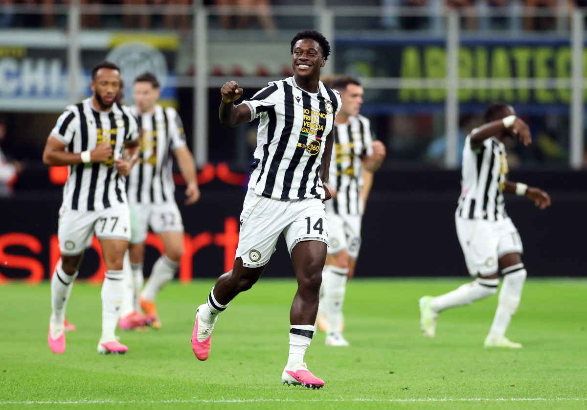 MILÃO, ITÁLIA - 14 DE SETEMBRO: James Abangwa da Udinese Calcio comemora o primeiro gol de seu time durante a partida da Série A entre FC Internazionale e Udinese Calcio no Stadio Giuseppe Mezza em 14 de setembro de 2026 em Milão, Itália. (Foto de Cláudio Villa/Getty Images)
