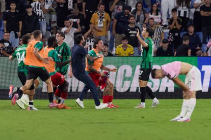 REGGIO NELL'EMILIA, ITALY - SEPTEMBER 13: Vasilije Adzic of US Sassuolo celebrates after scoring his team's third goal during the Serie A match between US Sassuolo and Juventus at Mapei Stadium - Citta' del Tricolore on September 13, 2026 in Reggio nell'Emilia, Italy. (Photo by Emmanuele Ciancaglini/Getty Images)