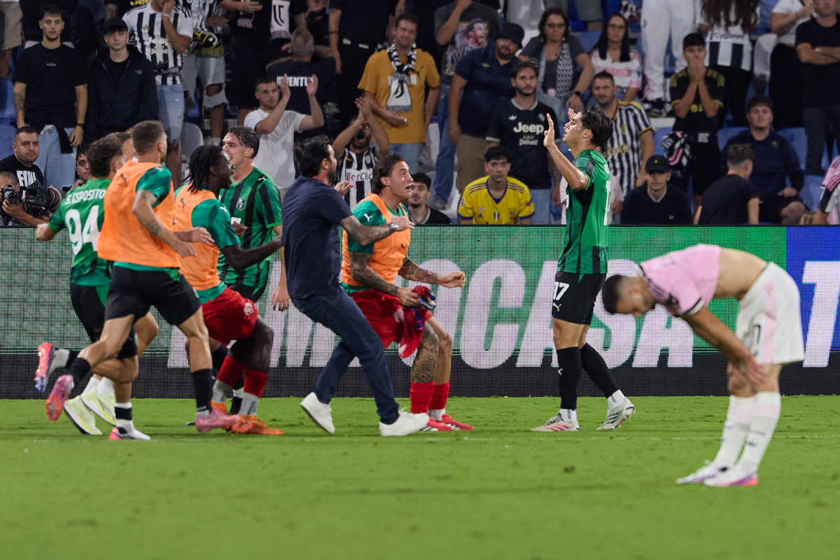REGGIO NELL'EMILIA, ITÁLIA - 13 DE SETEMBRO: Vasilije Adzic do US Sassuolo comemora marcar o terceiro gol de seu time durante a partida da Série A entre US Sassuolo e Juventus no Mapei Stadium - Citta del Tricolore em 13 de setembro de 20, 2013 em Reggio NELL'EMILIA, Regg, Itália. (Foto de Emmanuel Ciancaglini/Getty Images)