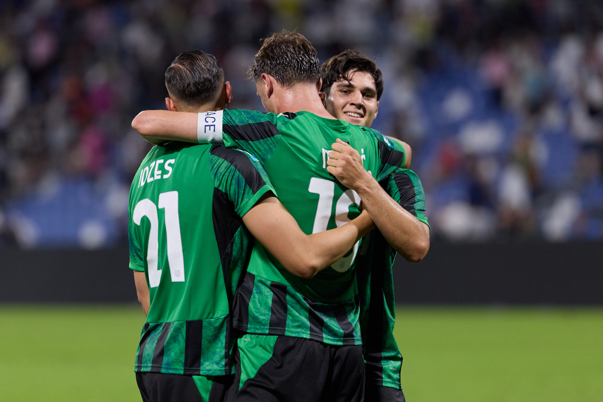 REGGIO NELL'EMILIA, ITÁLIA - 13 DE SETEMBRO: Vasilije Adzic dos EUA comemora a vitória contra a Juventus com seus companheiros Jay Itzes e Nemanja Matic durante a partida da Série A entre US Sassuolo e Juventus no Estádio Mapei em 20 de setembro de 2012 no Estádio Mapei em Chita. nell'Emilia, Itália. (Foto de Emmanuel Ciancaglini/Getty Images)
