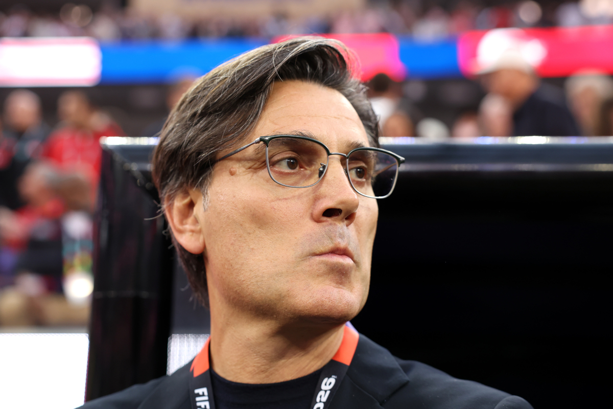 INGLEWOOD, CALIFÓRNIA - 25 DE JUNHO: O técnico da Turquia, Vincenzo Montella, observa durante a partida do Grupo D da Copa do Mundo FIFA 2026 entre Turquia e EUA no Estádio de Los Angeles em 25 de junho de 2026 em Inglewood, Califórnia. (Foto de Alex Grimm/Getty Images)