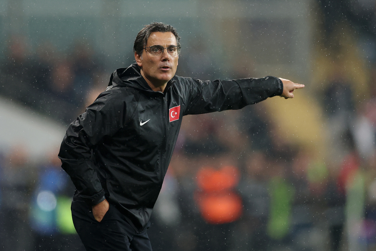 BURSA, TURQUIA - 28 DE SETEMBRO: O técnico da Turquia, Vincenzo Montella, gesticula durante a partida da fase de grupos da Liga das Nações 2026/27 da UEFA entre Turquia e Itália no Estádio Atatürk Spor Complexe Modli em 20 de setembro de 2020. (Foto de Ahmed Mora / Getty Images)