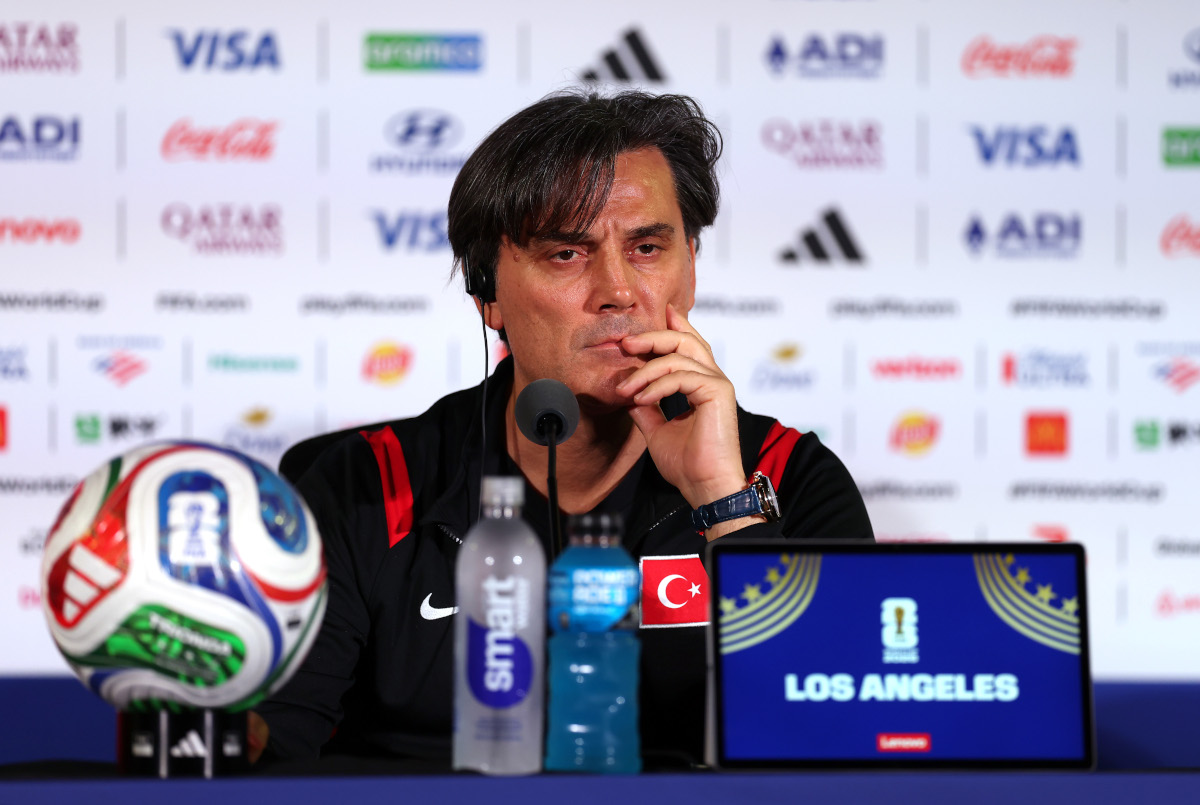 INGLEWOOD, CALIFÓRNIA - 24 DE JUNHO: O técnico principal de Turquie, Vincenzo Montella, fala aos repórteres durante uma coletiva de imprensa um dia antes da partida do Grupo D da Copa do Mundo FIFA de 2026 entre Turquie e EUA em 24 de junho de 2026 no Estádio de Los Angeles. (Foto de Jamie Squire/Getty Images)