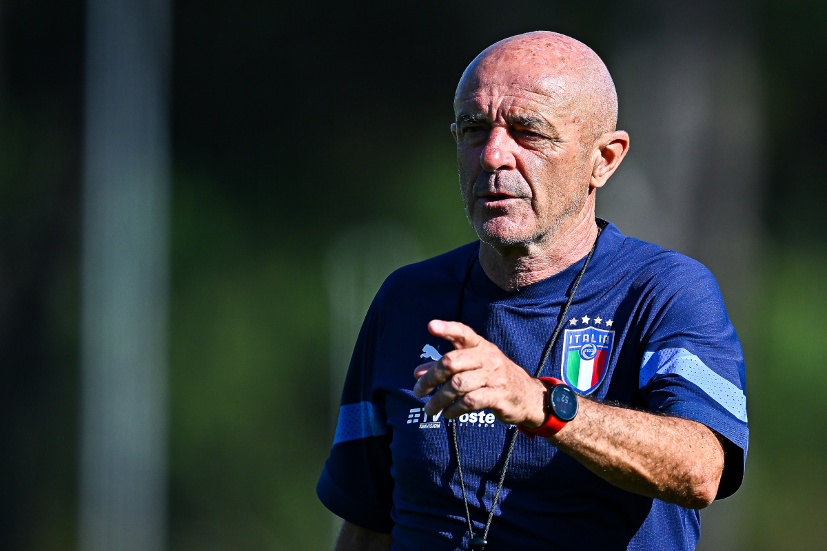 TIRRANIA, ITÁLIA - 31 DE MAIO: O técnico de atletismo Vincenzo Pincolini da Itália reage durante o treino da Itália Sub-21 em 31 de maio de 2022 em Tirrenia, Itália. (Foto de Simone Arveda/Getty Images)