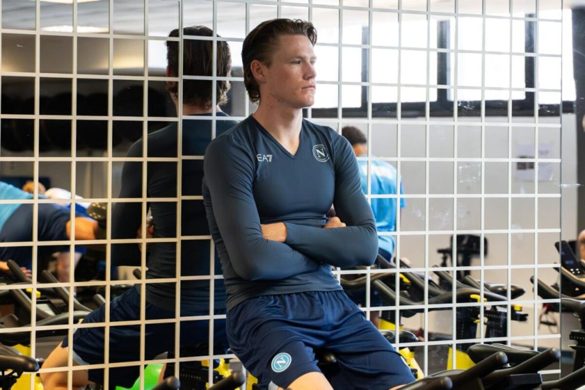 Scott McTominay treina na academia após se recuperar de um pequeno procedimento cardíaco (via www.sscnapoli.it)