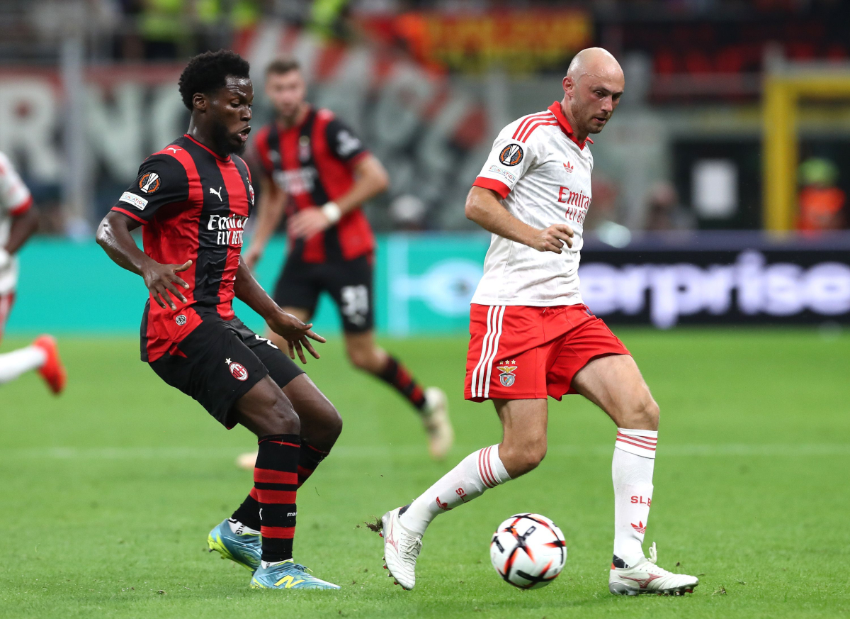 MILÃO, ITÁLIA - 16 DE SETEMBRO: Fredrik Aursnes do SL Benfica é pressionado por Yunus Musa do AC Milan durante a partida MD1 da UEFA Europa League 2026/27 League Stage entre AC Milan e SL Benfica no Stadio San Siro em 20 de setembro de 2026 em Milão. (Foto de Marco Luzani/Getty Images)