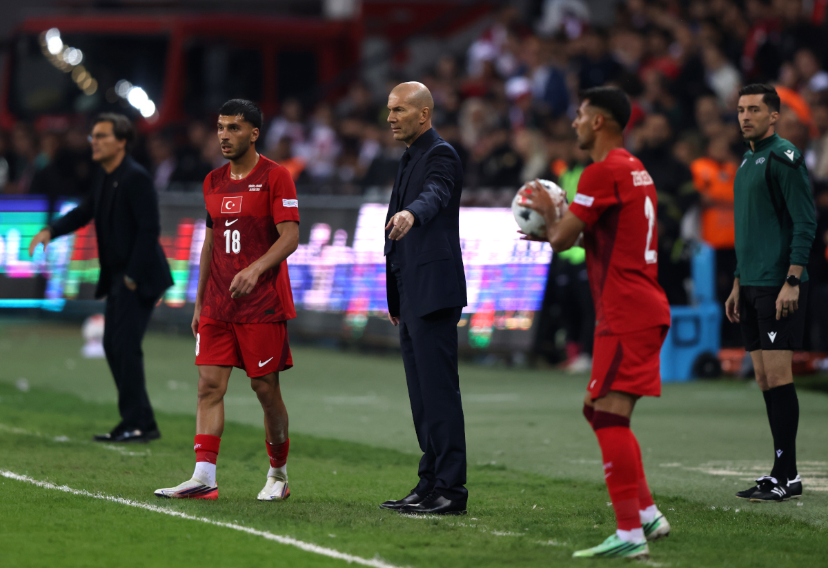 KOKELI, TURQUIA - 25 DE SETEMBRO: O técnico da França, Zinedine Zidane, reage durante a partida da fase de grupos da Liga das Nações 2026/27 da UEFA entre Turquia e França, no Estádio Kocaeli, em 25 de setembro de 2026, em Kocaeli, Turquia. (Foto de Burak Kara/Getty Images)