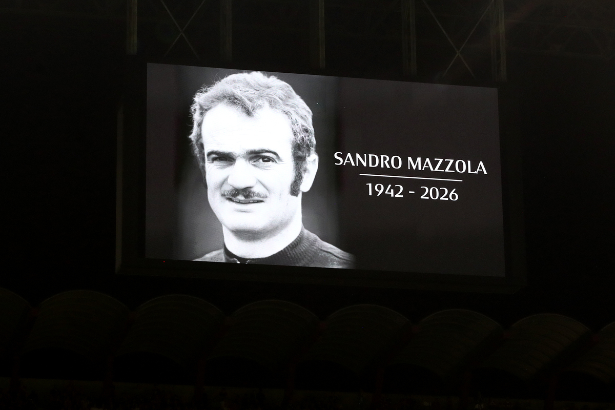 MILÃO, ITÁLIA - 20 DE SETEMBRO: Uma tela LED presta homenagem ao ex-jogador de futebol italiano Sandro Mazzola antes da partida da Série A entre AC Milan e US Lecce no Stadio Giuseppe Mesa em 20 de setembro de 2026 em Milão, Itália. (Foto de Marco Luzani/Getty Images)