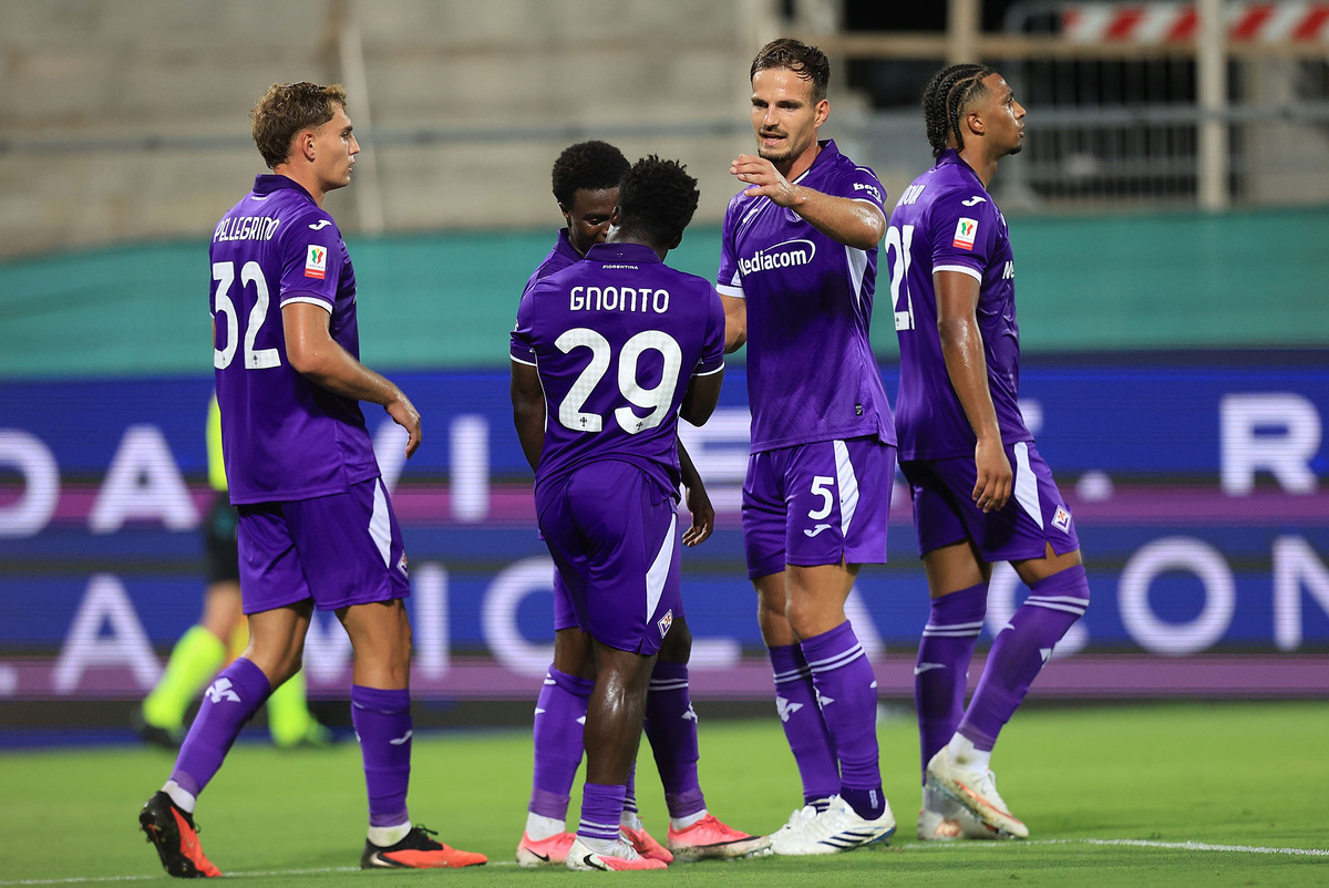 FLORENÇA, ITÁLIA - 15 DE SETEMBRO: Wilfred Gnonto da ACF Fiorentina comemora marcar um gol durante a partida Coppa Itália x ACF Fiorentina x Pisa SC no Stadio Artemio Franchi em 15 de setembro de 2026 em Florença, Itália. (Foto de Gabriel Maltindi/Getty Images)
