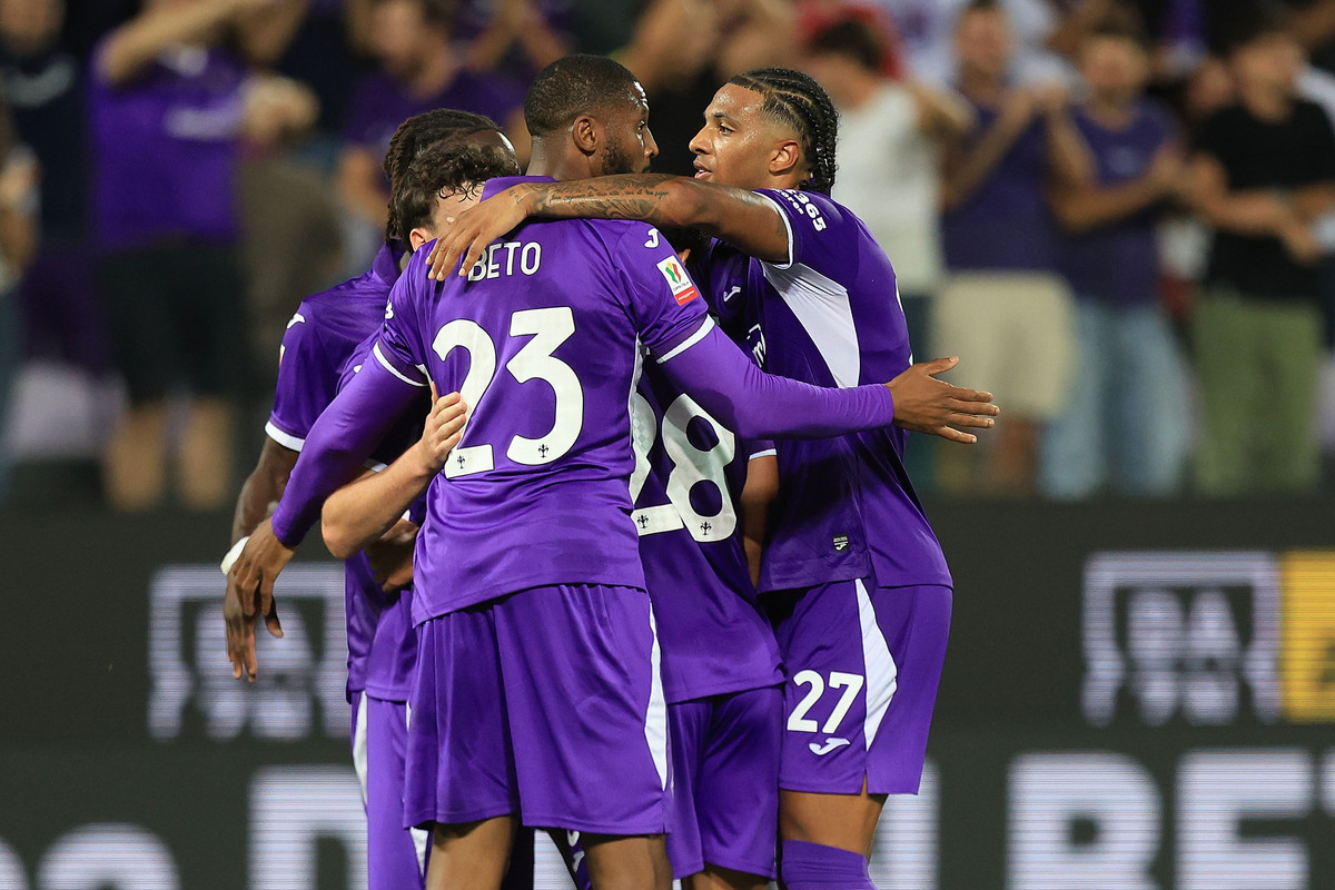 FLORENÇA, ITÁLIA - 15 DE SETEMBRO: Pedro Gonçalves da ACF Fiorentina comemora pontuação durante a partida da Coppa Itália entre ACF Fiorentina e Pisa SC no Stadio Artemio Franchi em 15 de setembro de 2026 em Florença, Itália. (Foto de Gabriel Maltindi/Getty Images)