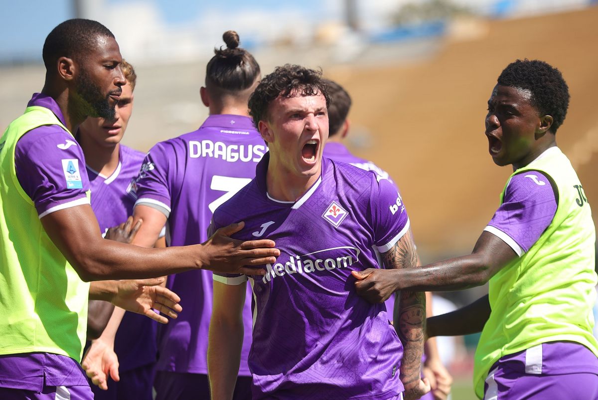 FLORENÇA, ITÁLIA - 20 DE SETEMBRO: Alejandro Jimenez Sanchez conhecido como Alex da ACF Fiorentina comemora marcar um gol durante a partida da Série A entre ACF Fiorentina e SSC Napoli no Stadio Artemio Franchi em 20 de setembro de 2026 em Florença. (Foto de Gabriele Maltinti/Getty Images)