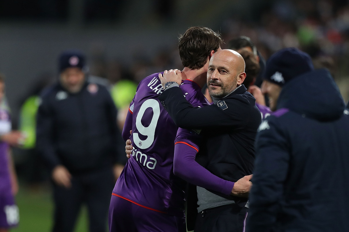 FLORENÇA, ITÁLIA - 11 DE DEZEMBRO: Dusan Vilahovic e o técnico Vincenzo Italiano da ACF Fiorentina durante a partida da Série A entre ACF Fiorentina e US Salernitana no Stadio Artemio Franchi em 11 de dezembro de 2021 em Florença, Itália. (Foto de Gabriel Maltindi/Getty Images)