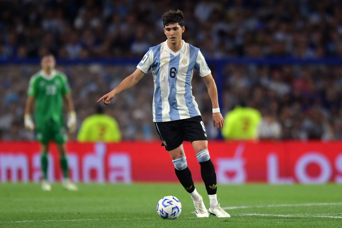 BUENOS AIRES, ARGENTINA - 19 DE NOVEMBRO: Leonardo Balerdi da Argentina controla a bola durante as eliminatórias sul-americanas para a Copa do Mundo FIFA 2026 entre Argentina e Peru no Estádio Alberto J. Armando em 19 de novembro de 2024 em Aires, Argentina. (Foto de Marcelo Endelli/Getty Images)