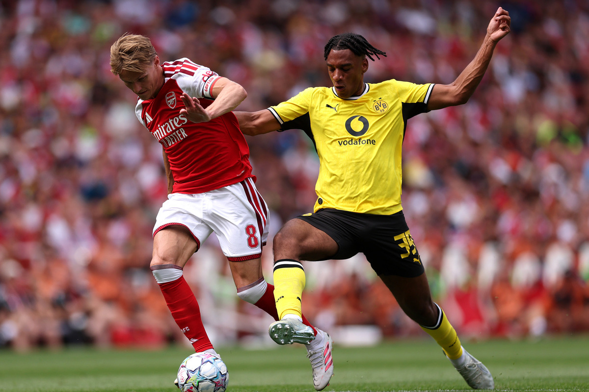 LONDRES, INGLATERRA - 09 DE AGOSTO: Martin Odegaard do Arsenal é desafiado por Filippo Mane do Borussia Dortmund durante o amistoso de pré-temporada entre Arsenal FC e Borussia Dortmund no Emirates Stadium em 09 de agosto de 2026 em Londres, Inglaterra. (Foto de Alex Pantling/Getty Images)