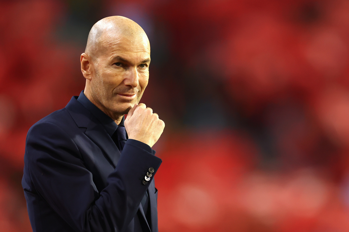 BRUXELAS, BÉLGICA - 28 DE SETEMBRO: O técnico da França, Zinedine Zidane, assiste à partida da fase de grupos da Liga das Nações 2026/27 da UEFA entre Bélgica e França no Stade Roi Baudoin em 28 de setembro de 2026 em Bruxelas, Bélgica. (Foto: Dean Moutharopoulos/Getty Images)