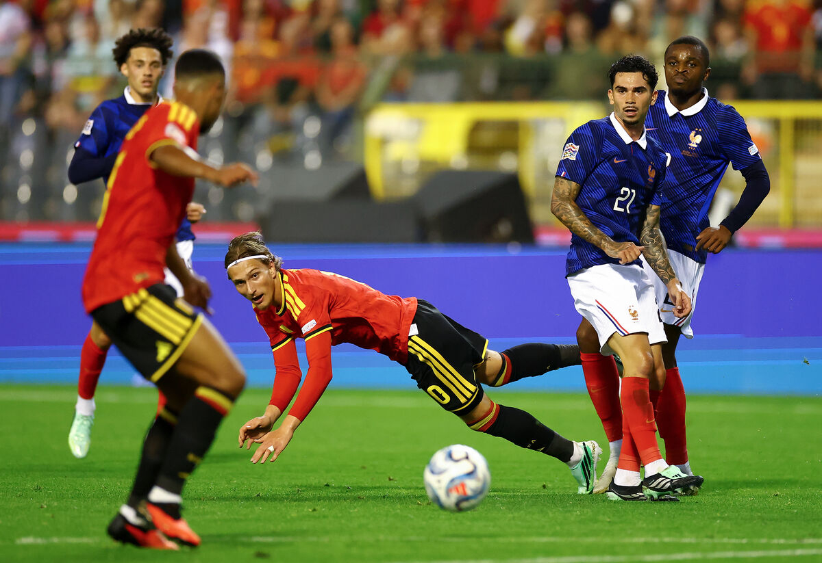 BRUXELAS, BÉLGICA - 28 DE SETEMBRO: Micah Katz da Bélgica, Lucas da Cunha da França e Pierre Kalulu da França durante a partida da fase de grupos da Liga das Nações 2026/27 da UEFA entre Bélgica e França no Stade Roi Baudoin em 28 de setembro de 2026 em Bruxelas, Bélgica. enfrentou (Foto: Dean Moutharopoulos/Getty Images)