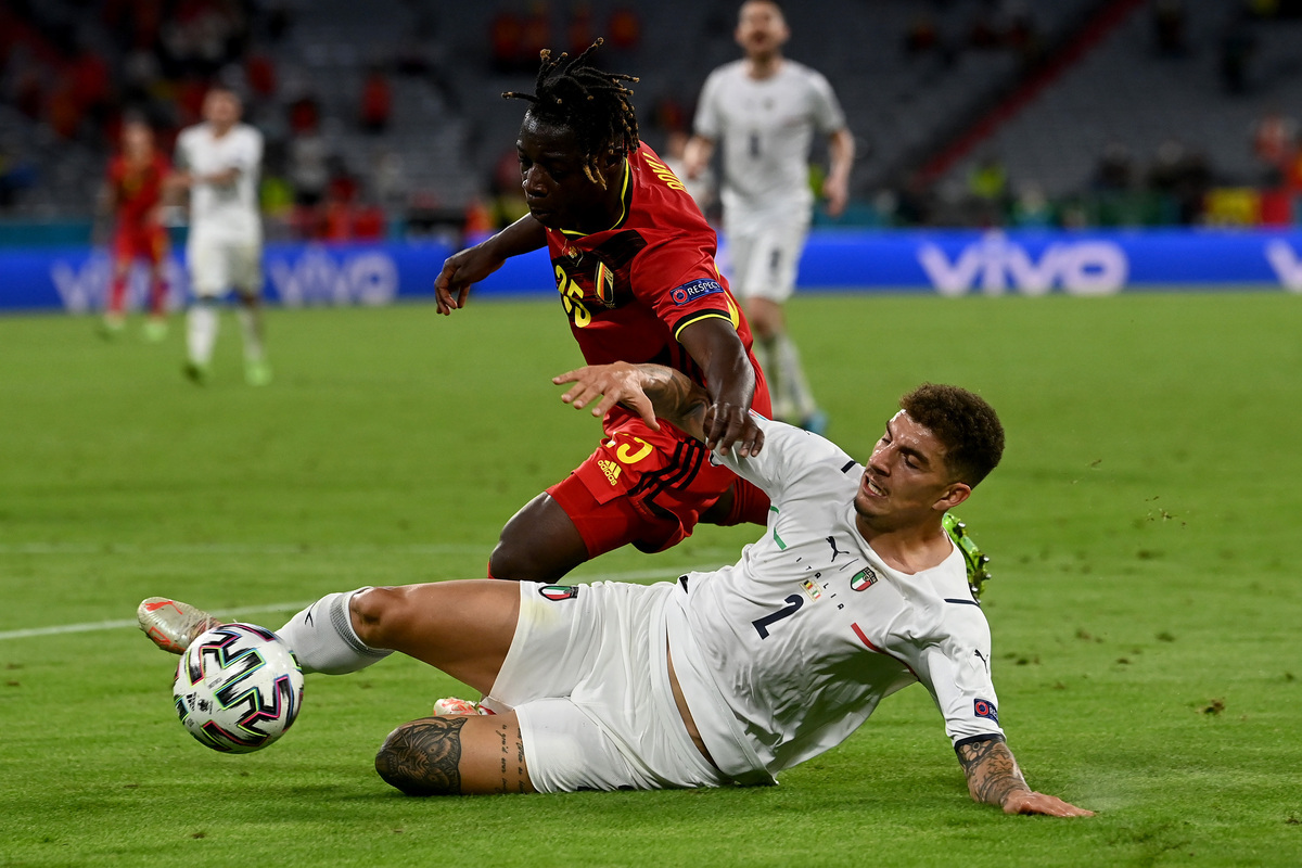 MUNIQUE, ALEMANHA - 02 DE JULHO: Jeremy Dogu da Bélgica é desafiado por Giovanni Di Lorenzo da Itália durante a partida das quartas de final do Campeonato UEFA Euro 2020 entre Bélgica e Itália na Arena de Futebol em 02 de julho de 2021 na Alemanha. (Foto de Christoph Stach - Poole/Getty Images)