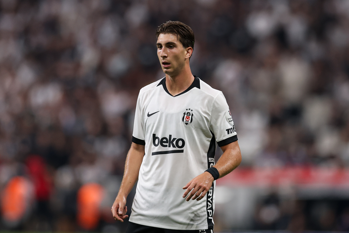 ISTAMBUL, TURQUIA - 30 DE AGOSTO: Fabio Miretti do Besiktas observa durante a partida da Super League Turca 2026/27 entre Besiktas JK e Korum FK no Tubras Stadium em 30 de agosto de 2026 em Istambul, Turquia. (Foto de Ahmed Mora/Getty Images)