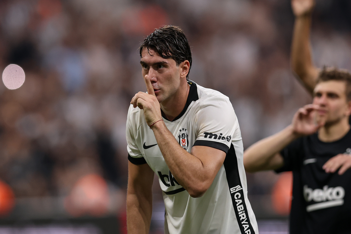 ISTAMBUL, TURQUIA - 20 DE AGOSTO: Dusan Vilahovic do Besiktas comemora com os torcedores durante a partida de primeira mão dos Play-offs da UEFA Europa League 2026/27 entre Besiktas e Kauno Sulgiris no Besiktas Park em 20 de agosto de 2026 em Istambul. (Foto de Ahmed Mora/Getty Images)
